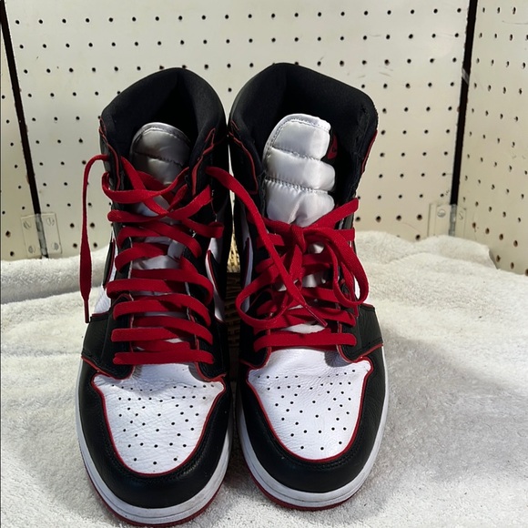 Nike Air Jordan 1 Retro High OG Black and White Sneakers with Red Laces - Picture 5 of 15